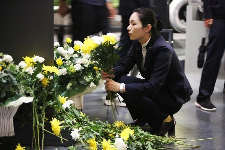 9月18日，工作人員在侵華日軍第七三一部隊罪證陳列館整理花束。新華社記者 石楓 攝