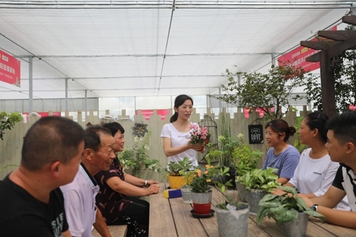 李敏向村民講授花木直播經(jīng)驗。受訪者供圖