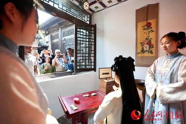 選手們觀看表演。人民網(wǎng) 盧鵬宇攝