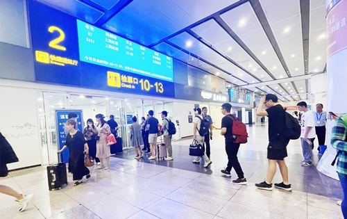 在快速進(jìn)站廳前排隊(duì)等待檢票的旅客。人民網(wǎng)記者 喬雪峰攝