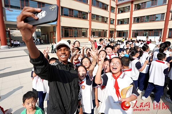 選手和學(xué)生們合影。人民網(wǎng) 盧鵬宇攝