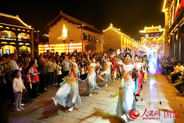 古城巡游隊(duì)伍。人民網(wǎng) 盧鵬宇攝