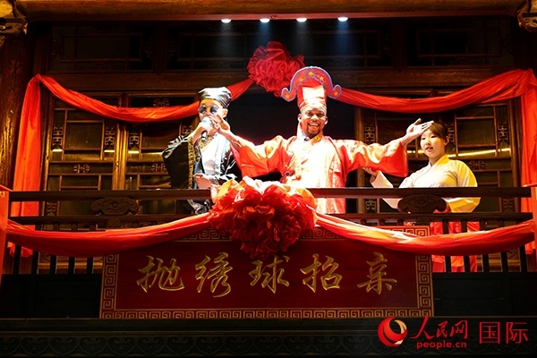 拋繡球。人民網(wǎng) 盧鵬宇攝