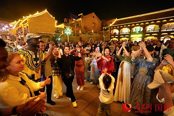 選手們和演員們一起舞蹈。人民網(wǎng) 盧鵬宇攝