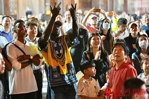 選手體驗(yàn)古城巡游。人民網(wǎng) 盧鵬宇攝