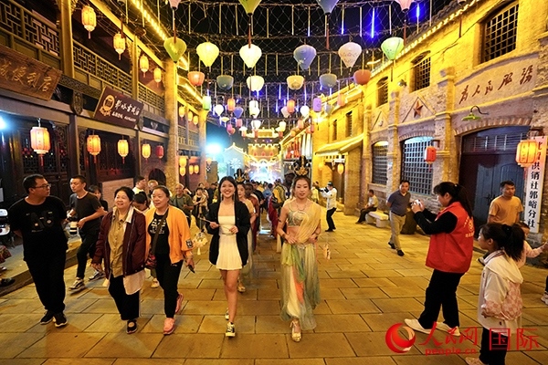 選手體驗(yàn)古城巡游。人民網(wǎng) 盧鵬宇攝