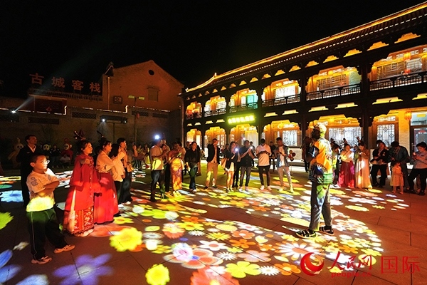 選手們和演員們一起載歌載舞。人民網(wǎng) 盧鵬宇攝