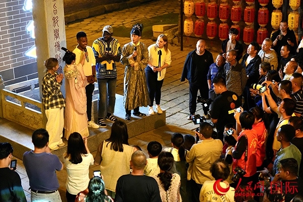 選手們一起演唱《大中國》。人民網(wǎng) 盧鵬宇攝