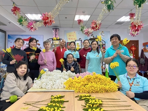 唐占鑫帶領(lǐng)團(tuán)隊為2022年北京冬奧會和冬殘奧會制作頒獎花束。受訪者供圖