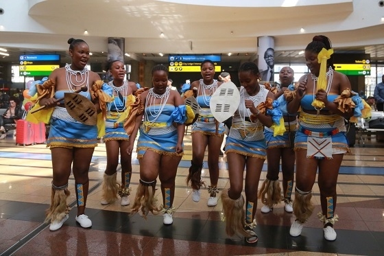 當(dāng)?shù)孛癖姎g迎中國旅行團(tuán)。北青旅提供