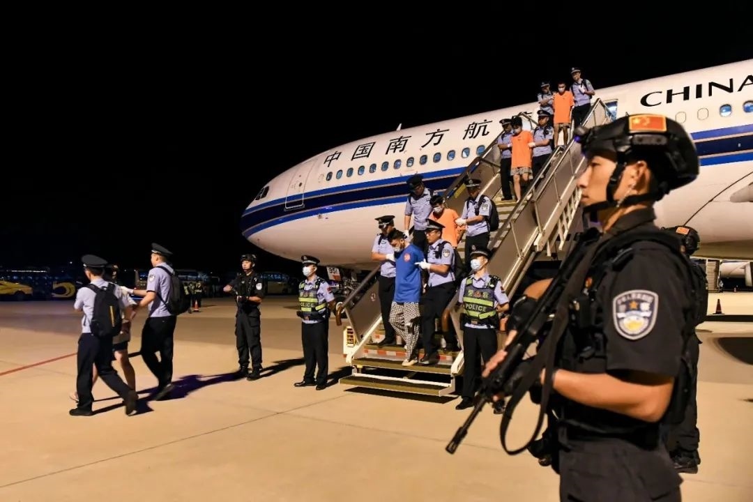 153名實施跨境裸聊敲詐的犯罪嫌疑人從印度尼西亞被押解回國。公安部供圖