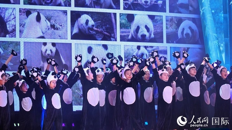 小演員們上演《歡樂功夫熊貓》。人民網(wǎng) 蔣曉辰攝