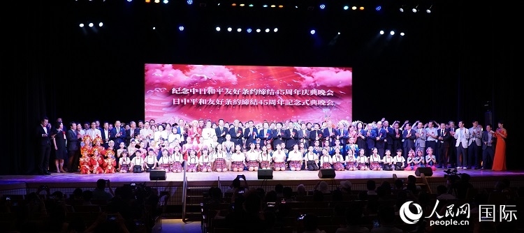 出席晚會的嘉賓與演員合影留念。人民網(wǎng) 蔣曉辰攝