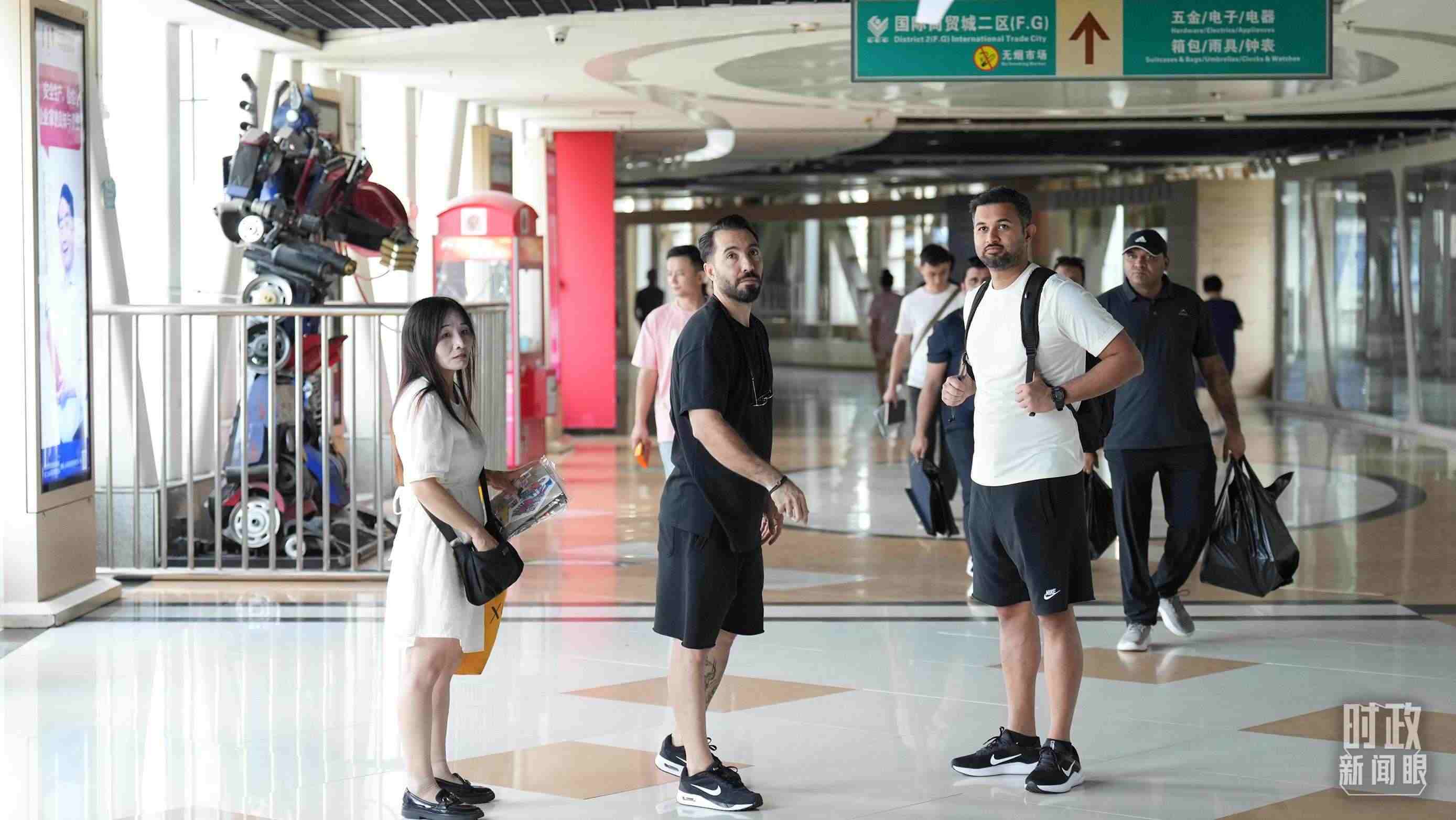△義烏國際商貿(mào)城內(nèi)，來自世界各地的外商。（總臺國廣記者李晉拍攝）