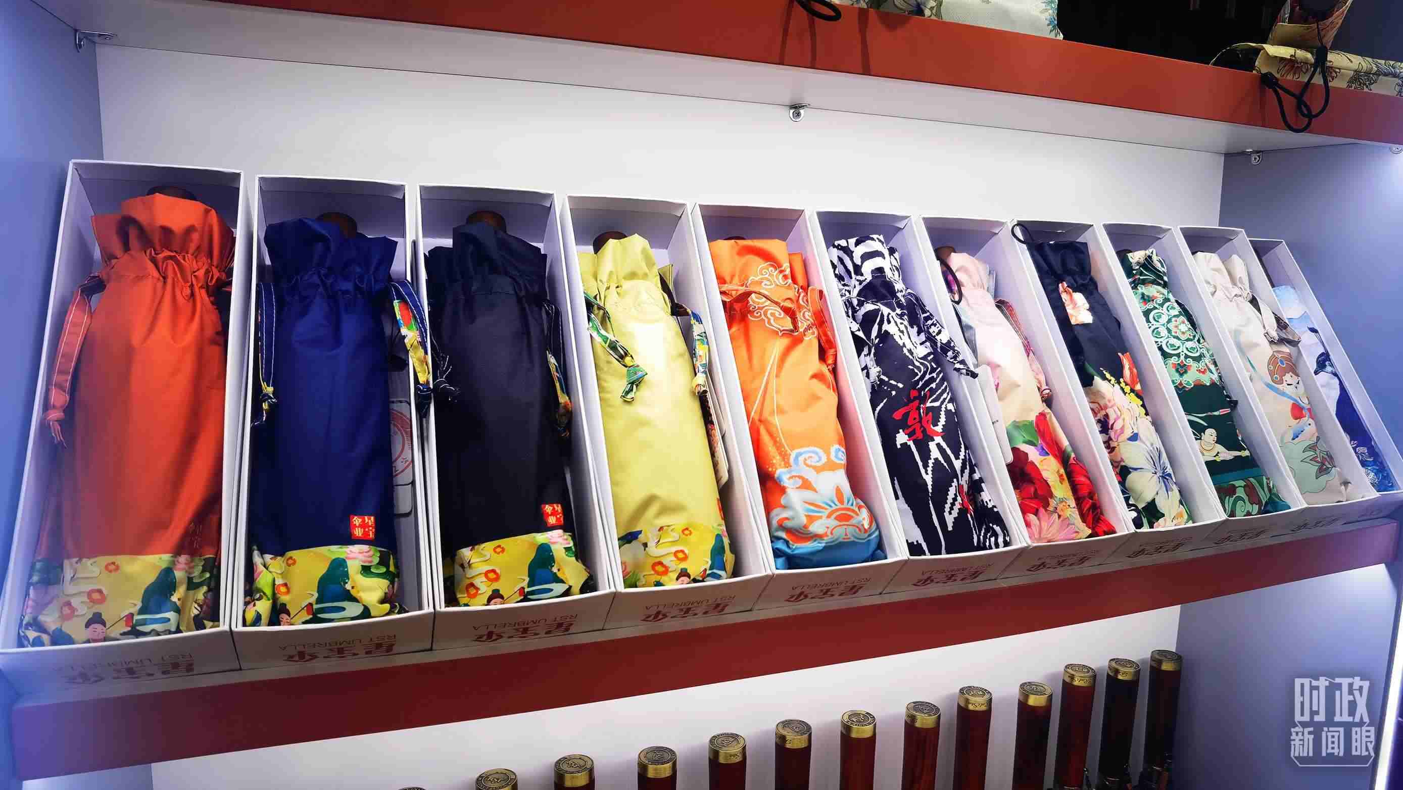 △商貿(mào)城內(nèi)的一家傘鋪，貨架上擺放著包裝精美的雨傘。（總臺央視記者范學(xué)禹拍攝）