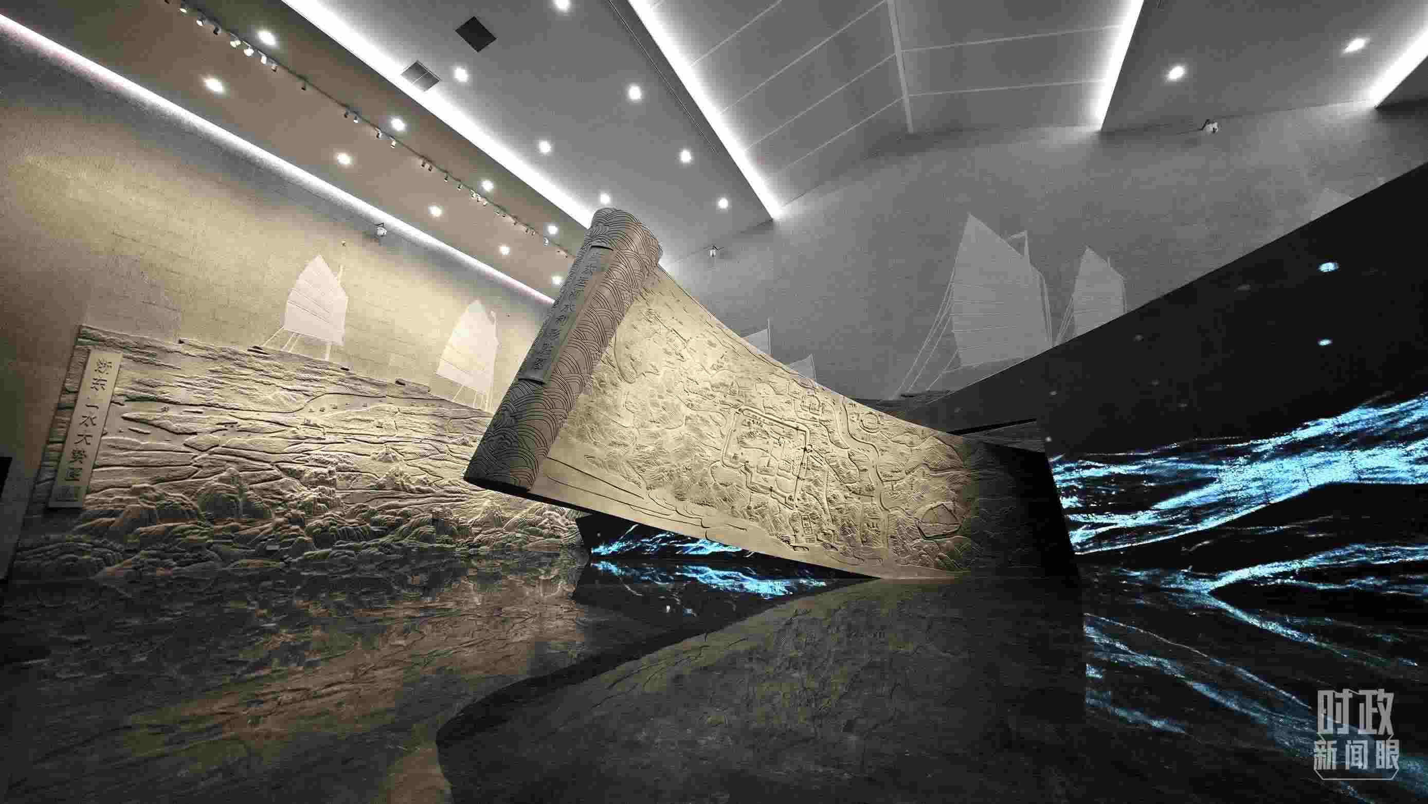△博物館內(nèi)的《浙東運河水利形勝圖》《浙東山水大勢圖》浮雕。（總臺央視記者彭漢明拍攝）