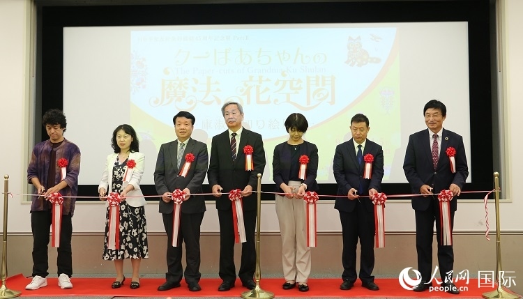 嘉賓共同為開(kāi)幕式剪彩。人民網(wǎng) 許可攝