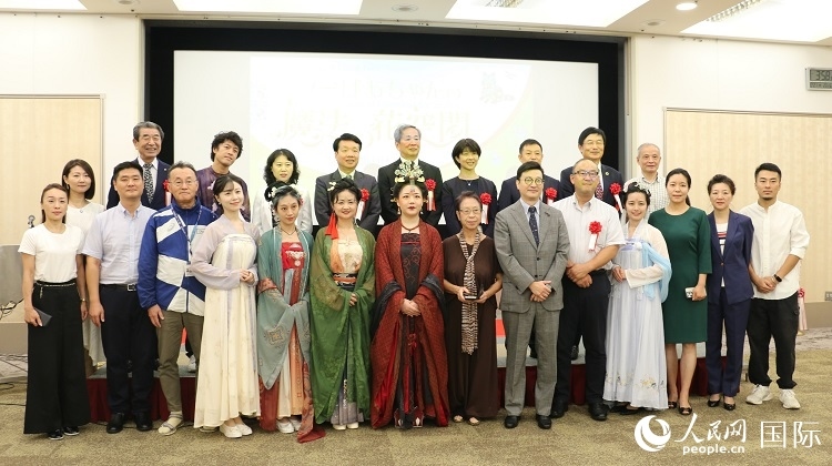 與會(huì)人員合影留念。人民網(wǎng) 許可攝