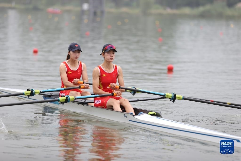 9月24日，鄒佳琪（左）/邱秀萍在決賽中。新華社記者 賈浩成 攝