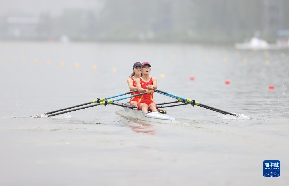 9月24日，鄒佳琪（左）/邱秀萍在決賽中。新華社記者 賈浩成 攝