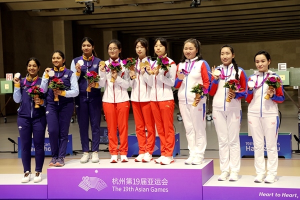 9月24日，杭州亞運會射擊女子10米氣步槍團體賽頒獎儀式。人民網(wǎng)記者 胡雪蓉攝
