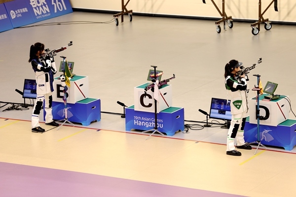 黃雨婷(左)、韓佳予在女子10米氣步槍個人賽比賽中。人民網(wǎng)記者 胡雪蓉攝