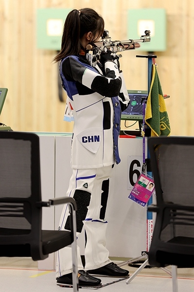 9月24日，黃雨婷在女子10米氣步槍團體賽比賽中。人民網(wǎng)記者 胡雪蓉攝