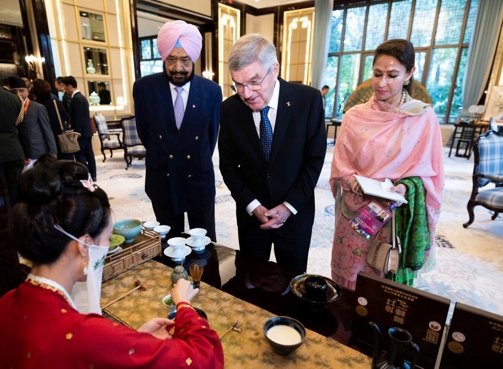 △歡迎宴會(huì)前，亞奧理事會(huì)代理主席辛格和夫人維尼塔、國(guó)際奧委會(huì)主席巴赫欣賞非遺展示。