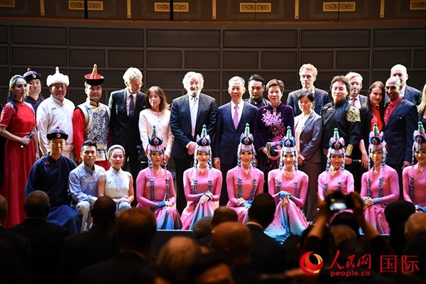 中國(guó)駐瑞典大使崔愛民夫婦與演職人員及部分來賓合影留念。人民網(wǎng)記者 殷淼攝