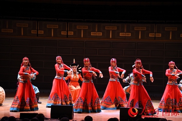 內(nèi)蒙古藝術(shù)劇院表演的《草原頌》劇照。人民網(wǎng)記者 殷淼攝