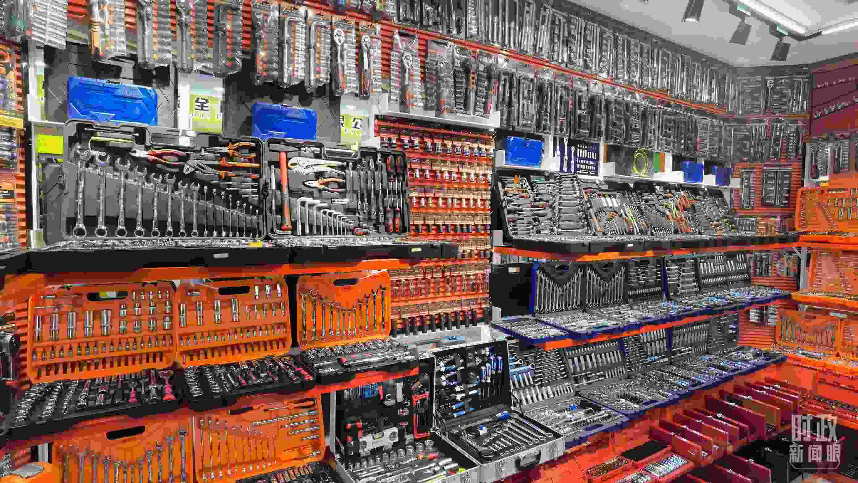 △義烏國際商貿(mào)城內(nèi)的一家五金店，貨品豐富。（總臺央視記者石丞拍攝）