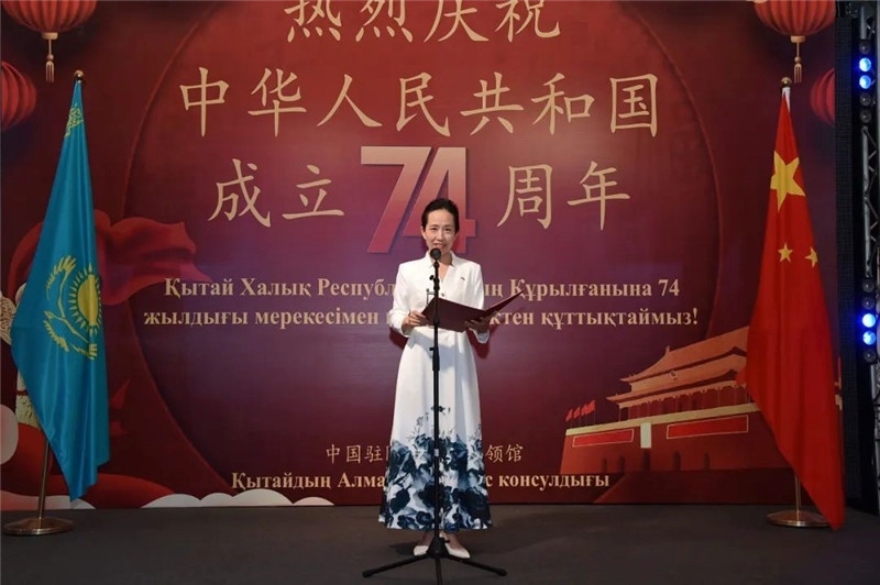 圖為蔣薇總領(lǐng)事致辭。駐阿拉木圖總領(lǐng)館供圖