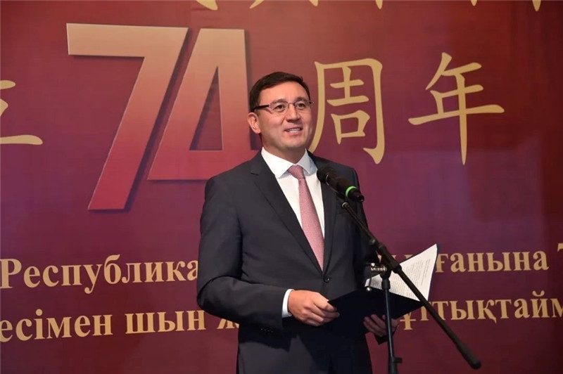 圖為哈外交部駐阿市代表布列格諾夫致辭。駐阿拉木圖總領(lǐng)館供圖