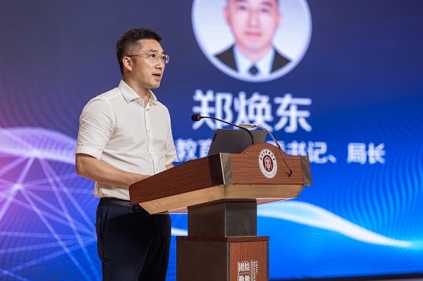  溫州市教育局黨委書記、局長鄭煥東講話。溫州市教育局供圖