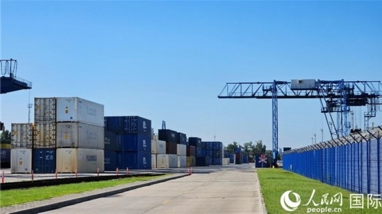  布列斯特北站，堆滿了來自中國的貨物。人民網記者 王震攝