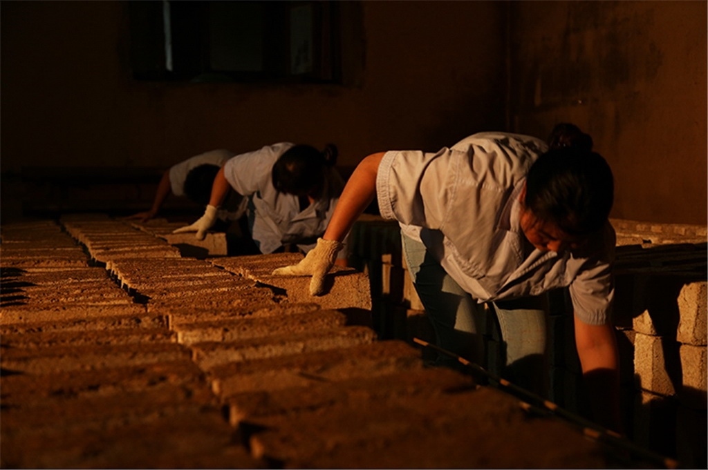 匠人師傅正在翻動(dòng)曲胚。張?zhí)炝z