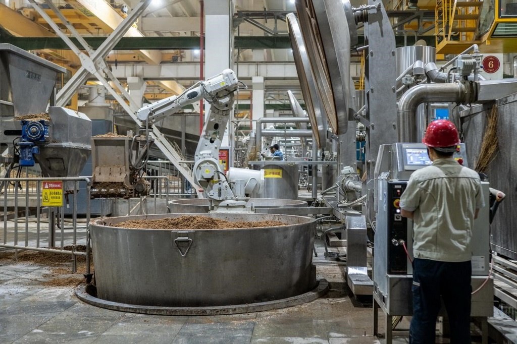 907車間里，機(jī)械臂正在撒料裝甑。嚴(yán)磊攝