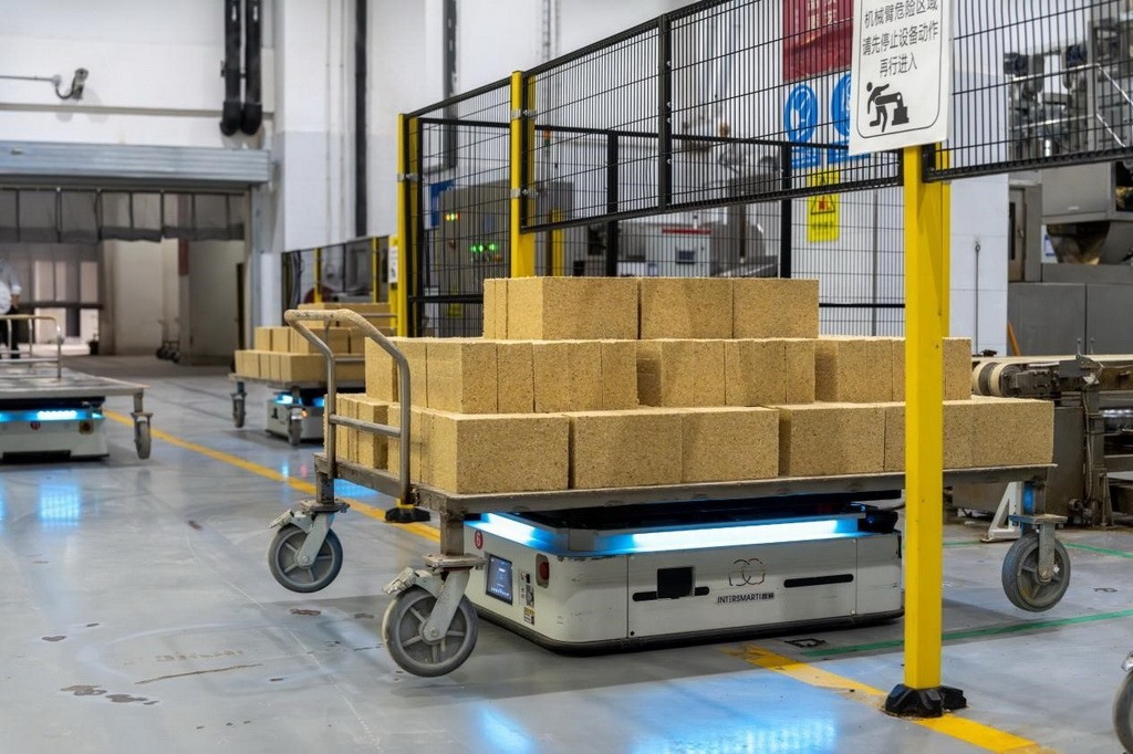 在701制曲車間，運(yùn)輸機(jī)器人等智能化設(shè)備已實(shí)現(xiàn)規(guī)?；瘧?yīng)用。王哲攝