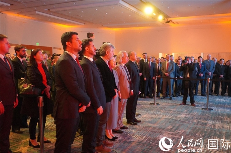 圖為招待會(huì)現(xiàn)場(chǎng)演奏兩國(guó)國(guó)歌。人民網(wǎng)記者 許放攝