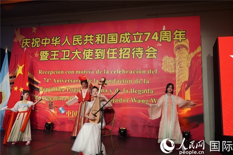 圖為招待會(huì)現(xiàn)場(chǎng)中國(guó)傳統(tǒng)樂器演奏和舞蹈展示。人民網(wǎng)記者 許放攝