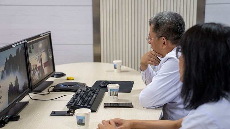 新疆醫(yī)科大學(xué)第一附屬醫(yī)院專家團隊與哈薩克斯坦國立科學(xué)研究中心的專家對患者進行跨國遠程會診。人民網(wǎng)記者 許崢攝