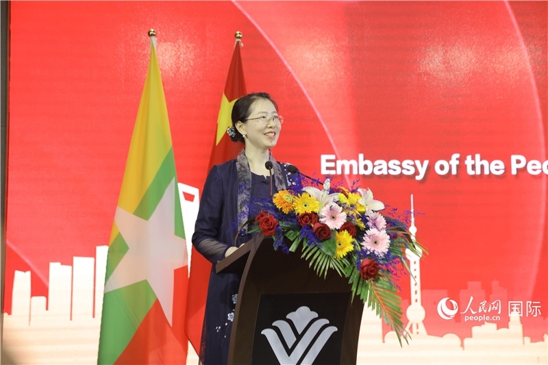 圖為使館臨時代辦曹靜致辭。人民網記者 謝佳君攝