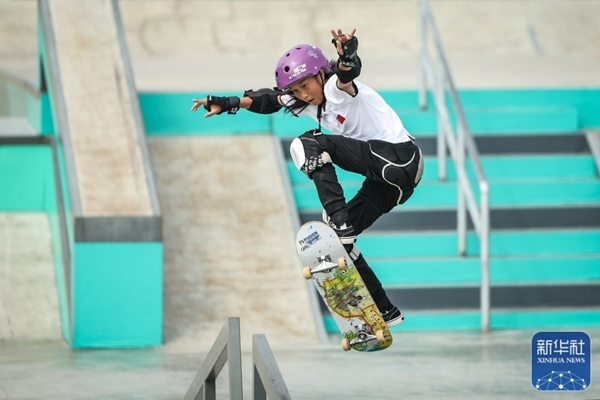 9月27日，中國(guó)選手崔宸曦在比賽中。當(dāng)日，在錢塘輪滑中心舉行的杭州亞運(yùn)會(huì)女子街式?jīng)Q賽中，中國(guó)選手崔宸曦以242.62分的成績(jī)奪得冠軍，曾文蕙獲得亞軍，日本選手伊藤美優(yōu)獲得季軍。新華社記者 潘昱龍攝