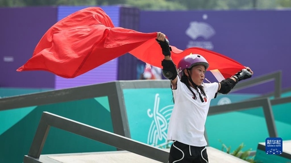 9月27日，崔宸曦在賽后慶祝奪冠。當(dāng)日，在錢塘輪滑中心舉行的杭州亞運會女子街式?jīng)Q賽中，中國選手崔宸曦以242.62分的成績奪得冠軍，曾文蕙獲得亞軍，日本選手伊藤美優(yōu)獲得季軍。新華社記者 潘昱龍攝