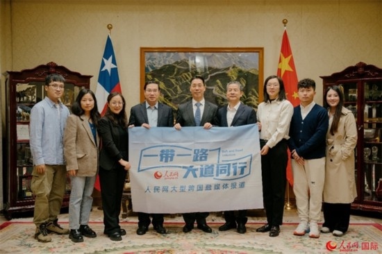 牛清報大使（中）與人民網(wǎng)、人民日報社記者合影。 人民網(wǎng)記者 張若涵攝