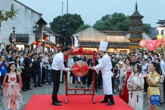 9月27日拍攝的2023年南翔國潮大會暨第十七屆上海南翔小籠文化展開幕儀式現(xiàn)場。