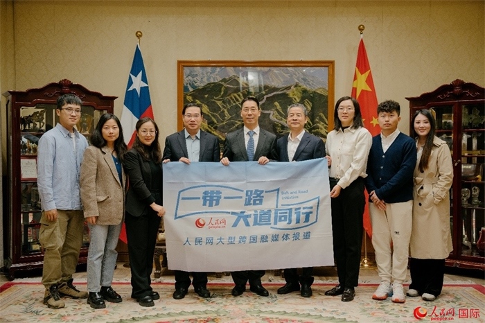 牛清報大使（中）與人民網(wǎng)、人民日報社記者合影。 人民網(wǎng)記者 張若涵攝