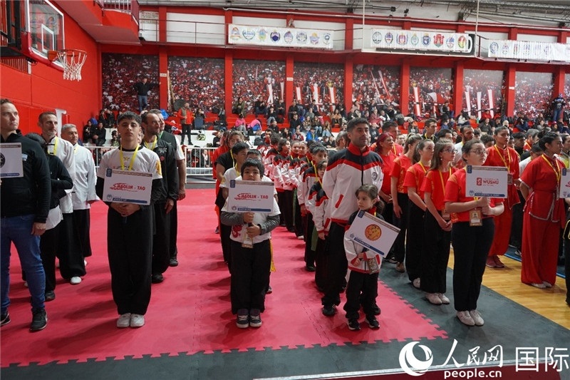 圖為開幕式現(xiàn)場運(yùn)動(dòng)員入場儀式。人民網(wǎng)記者 許放攝