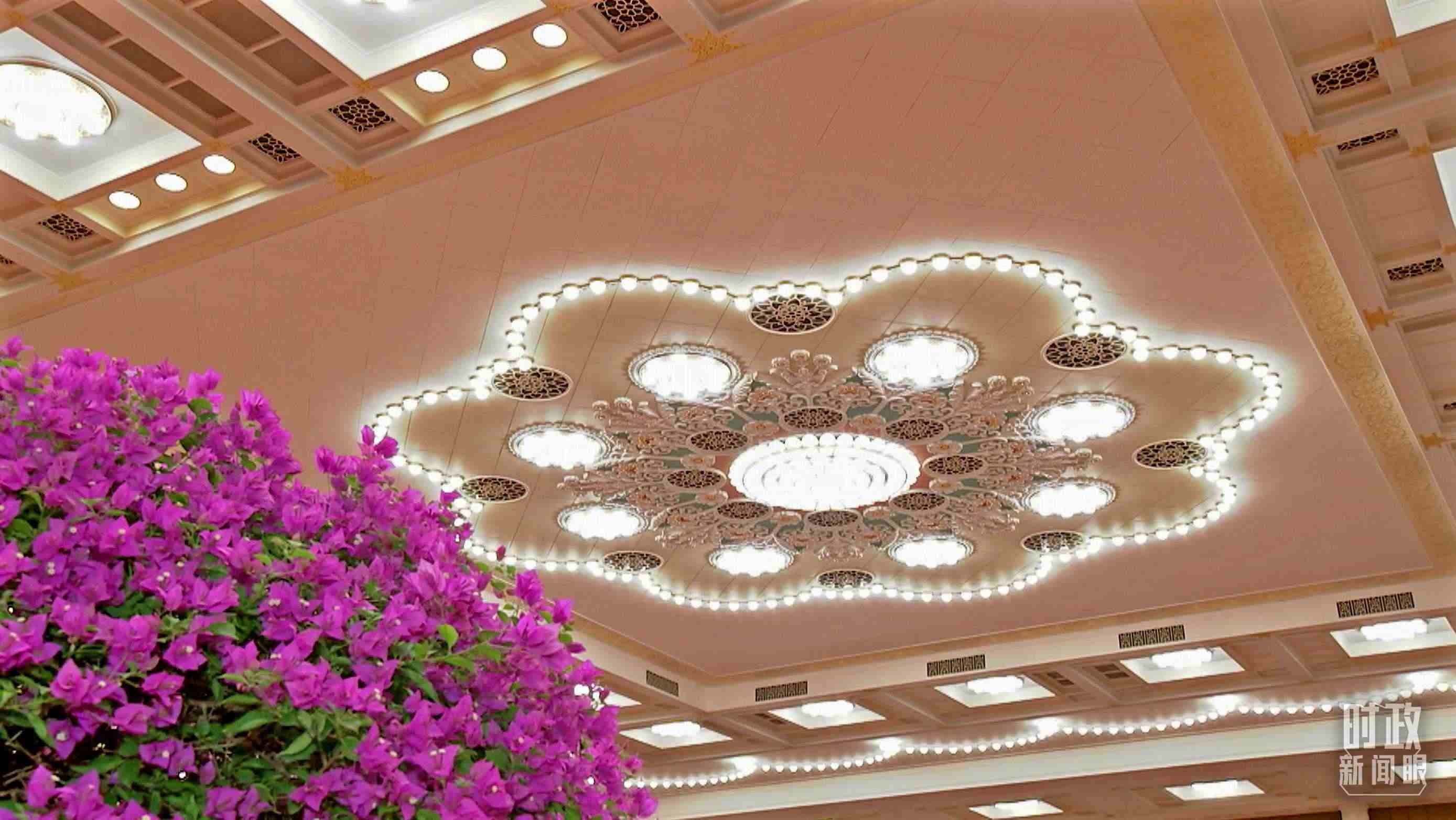 △人民大會(huì)堂宴會(huì)廳，華燈璀璨、鮮花綻放。