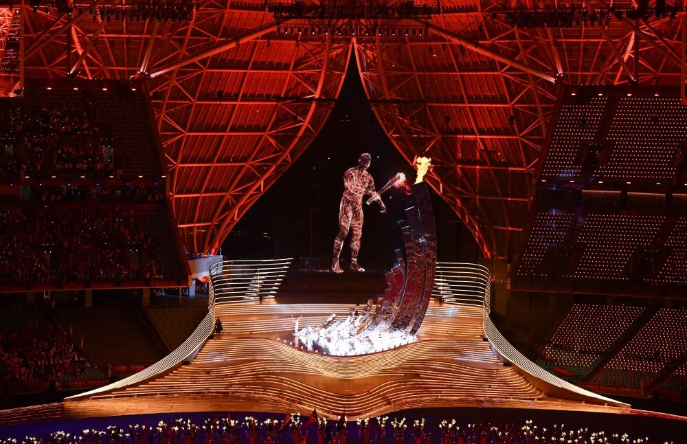 9月23日，最后一棒火炬手汪順和“數(shù)字火炬手”在第19屆亞洲運動會開幕式上點燃主火炬。新華社記者 胡虎虎 攝